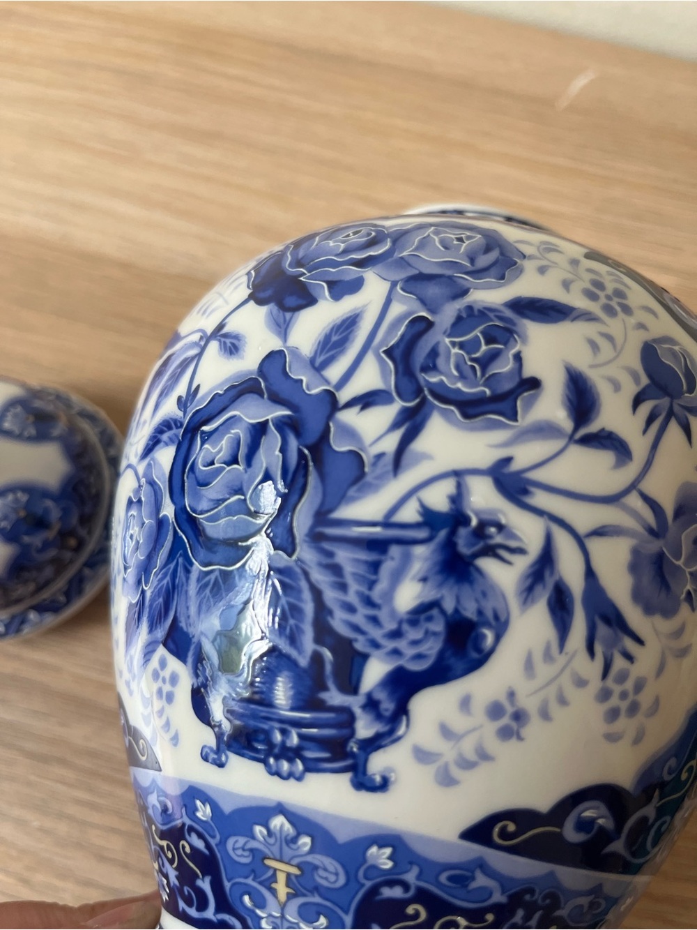 🇯🇵 Handpainted Blue and White Floral Porcelain Ginger Jar with Lid Elegant - Picture 7 of 9